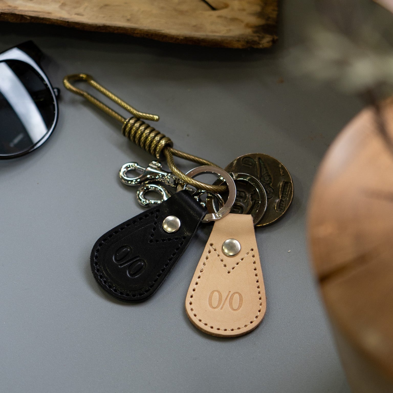 neru design works レザーキーホルダー neru design works Leather keychain – LOG