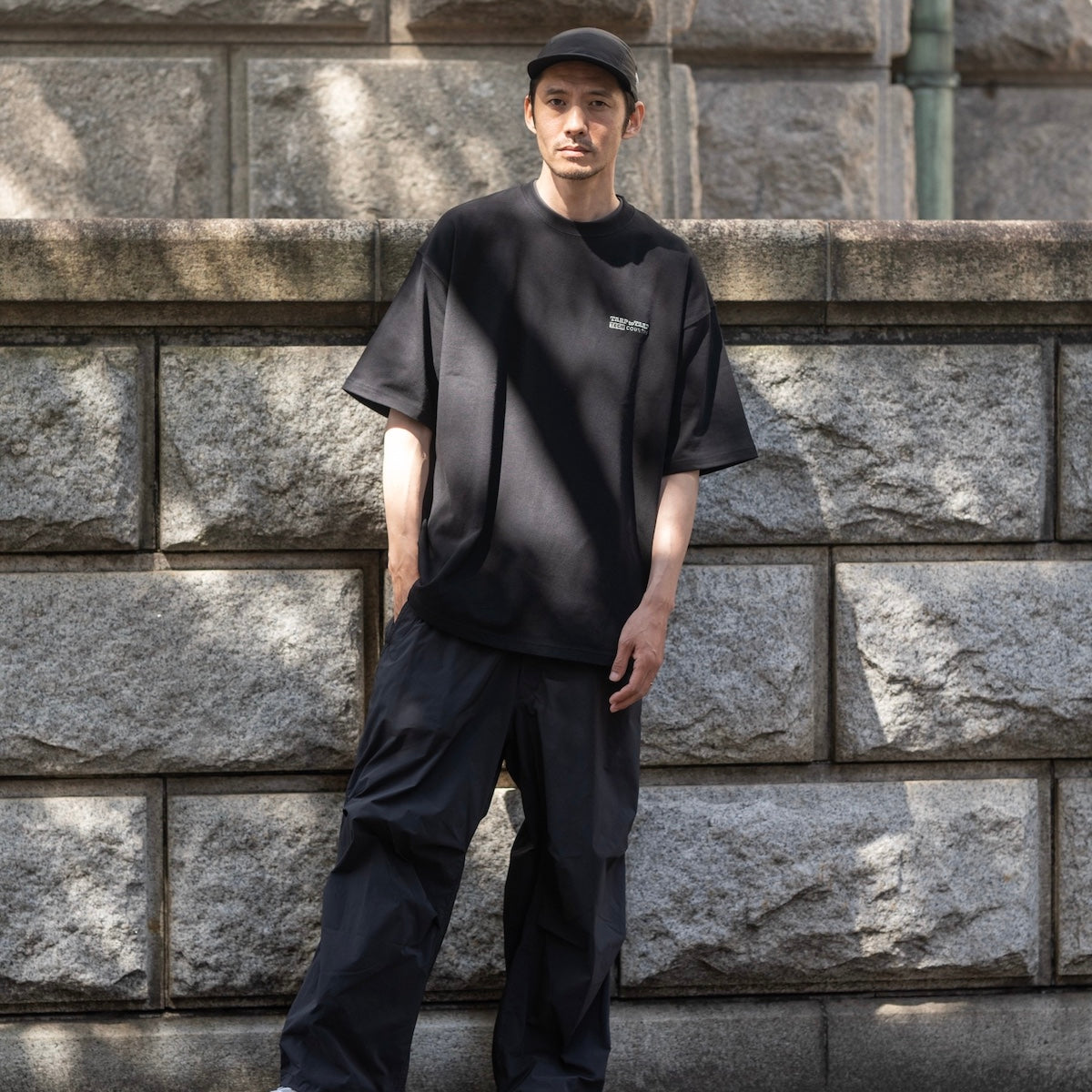 爆買い 英語 TECH COUNTRY × TARPtoTARP バックプリントTシャツ – LOG バーベキュー・調理用品