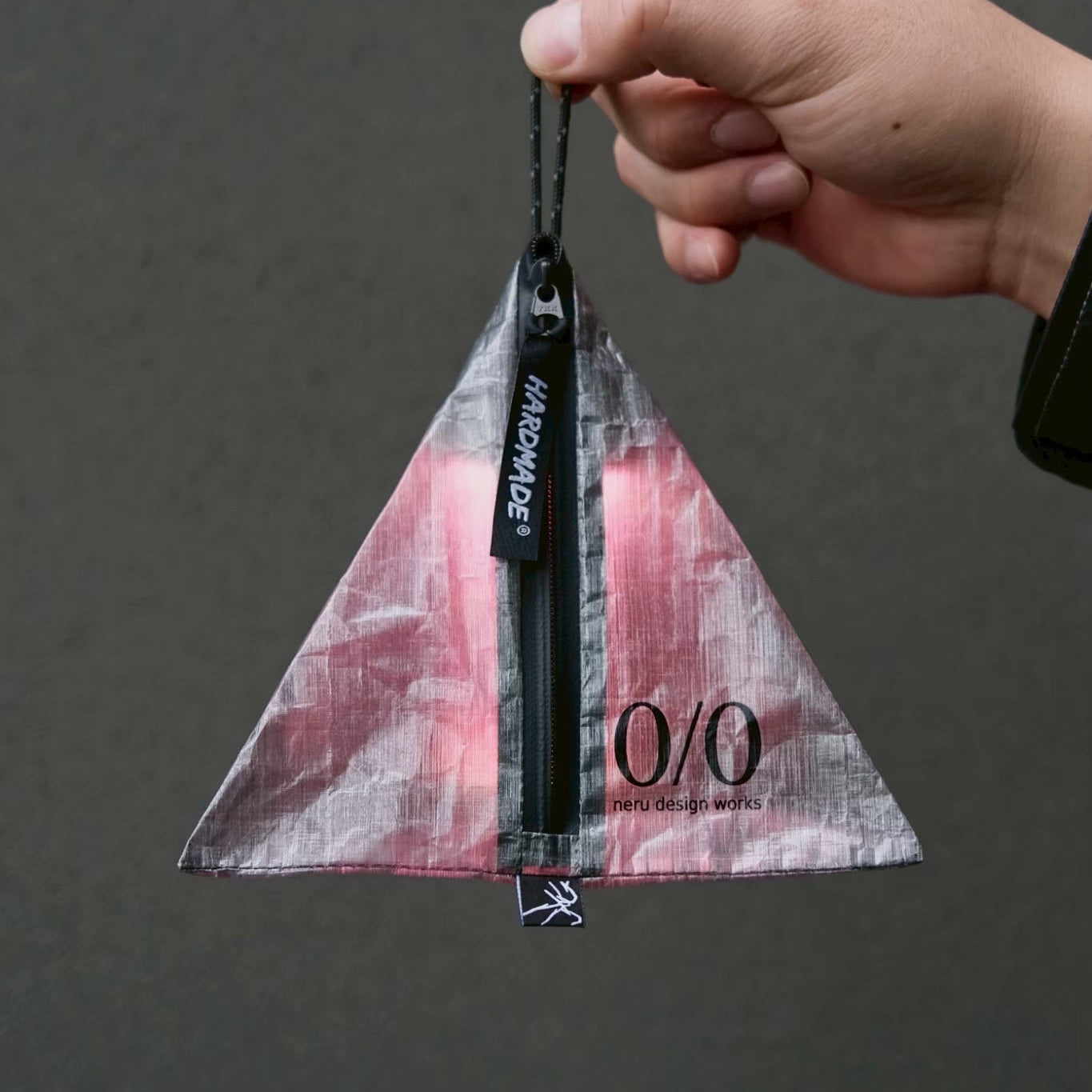 neru design works × HARDMADE® 三角ライトバック – LOG